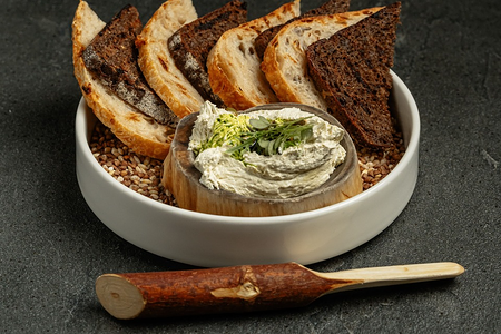 Хлебная корзина со взбитым маслом с оливками