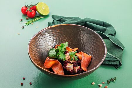 Салат Чоги с копченым лососем и запеченной свеклой