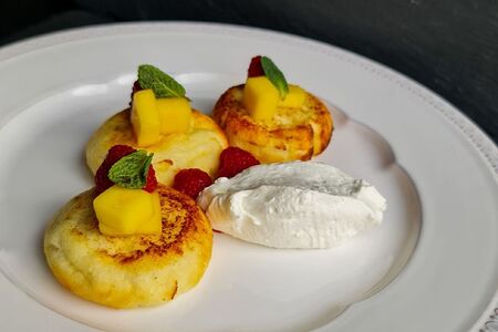 Сырники с манго и кокосовым муссом