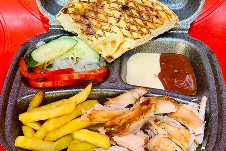 Шаурма со свининой на тарелке