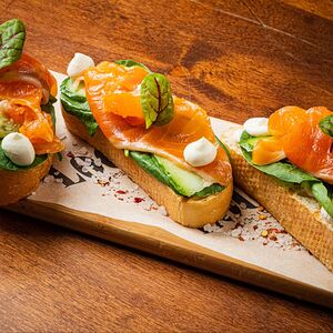 Брускетты с лососем, огурцом и муссом из нори