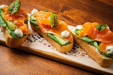 Брускетты с лососем, огурцом и муссом из нори