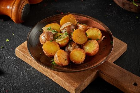 Молодой картофель с чесноком