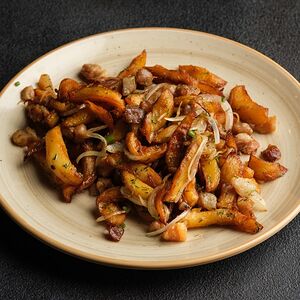 Картофель, жаренный с луком и подчеревком