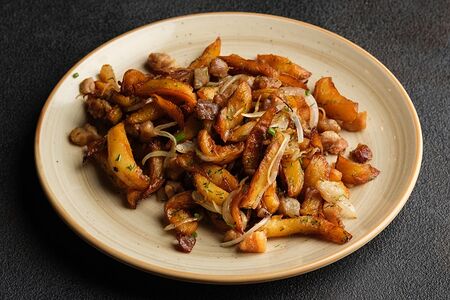 Картофель, жаренный с луком и подчеревком