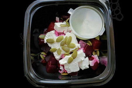 Салат Свекольный с брынзой и соусом песто