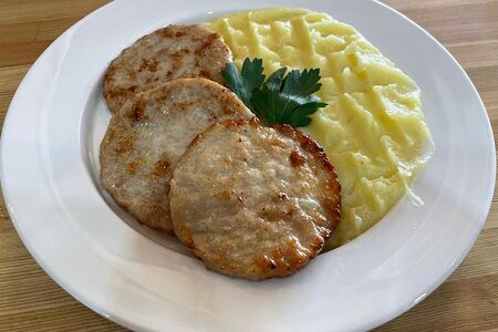 Куриные котлеты с картофельным пюре
