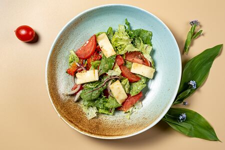 Салат с сыром Халуми