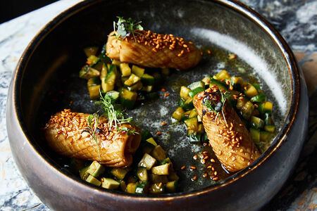 Салат с кальмаром гриль, битые огурцы, авокадо