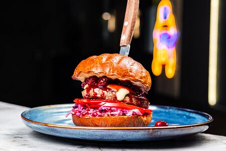 Бургер с копченой вишней