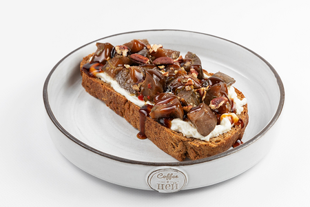 Брускетта с маринованным баклажаном и сыром Страчателла