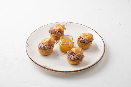 Профитроли с паштетом из фуа-гра и апельсиновым джемом