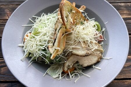 Салат Цезарь с пряной куриной грудкой