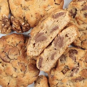 Печенье с молочным шоколадом и грецким орехом