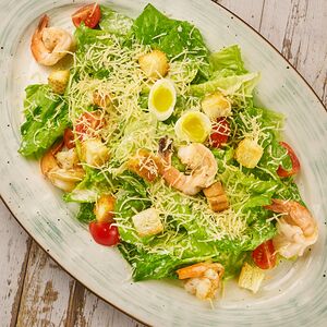 Салат Цезарь с королевскими креветками