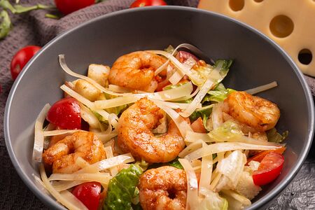 Салат цезарь с креветками