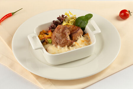 Медальоны из cвинoй вырезки