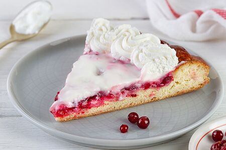 Брусника со сметаной или сливками