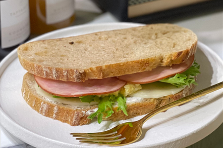 Сэндвич с ветчиной и омлетом