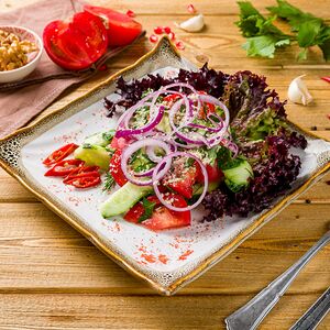 Салат овощной с орехами