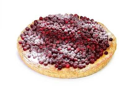 Тарт слоеный с брусникой и яблоками