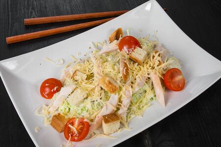Салат Цезарь с копченной грудкой
