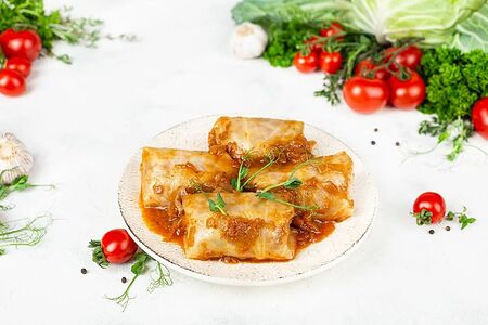 Голубцы с мясом в томатно-овощном соусе