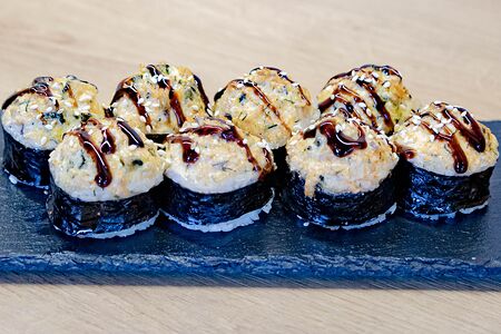 Острые запеченные роллы с крабом