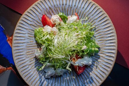 Салат с мясом краба и имбирным соусом