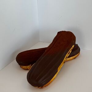 Шоколадный эклер