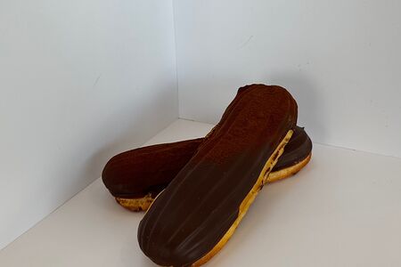 Шоколадный эклер