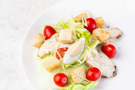 Салат Цезарь с курицей