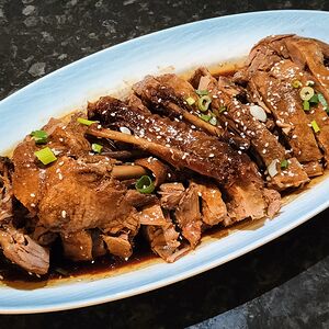 Нарезанное утиное мясо в соевом соусе