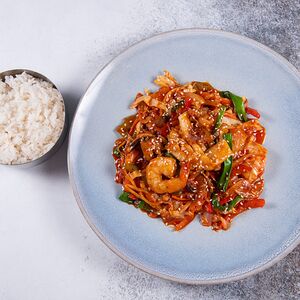 Морепродукты, обжаренные в остром соусе с овощами и рисом