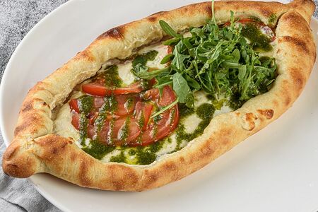 Пиде с томатами и сыром моцарелла