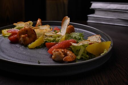 Цитрусовый салат с тигровыми креветками