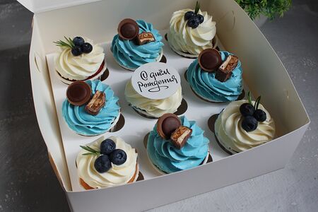  Капкейки С днём рождения, бело-синие, для близкого человека, для друзей