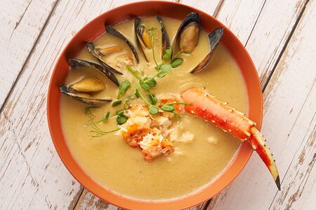 Чаудер с крабом и мидиями