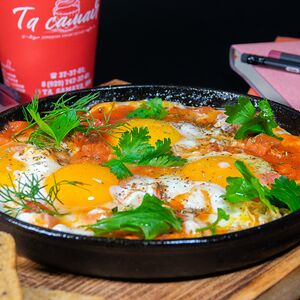 Шакшука с томатами и ветчиной