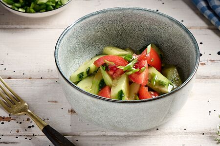 Салат из свежих огурцов и помидоров