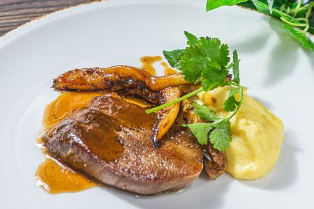 Язык говяжий с баклажанами и картофельным пюре