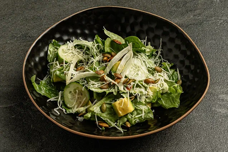 Зеленый салат с тыквенными семечками