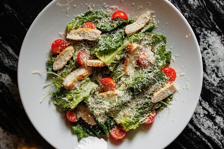 Хрустящий романо с соусом тоннато и цыпленком