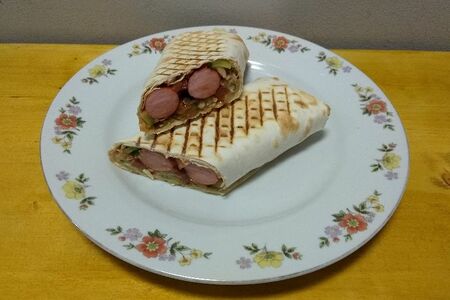 Бюргер-дог шаверма с сосисками и свежими овощами по-немецки