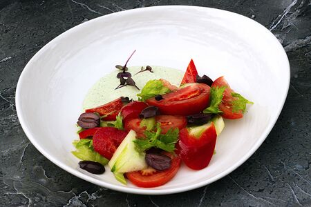 Салат из свежих овощей с йогуртовым муссом