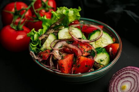Классический салат из свежих овощей