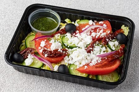 Салат со свежими овощами и творогом