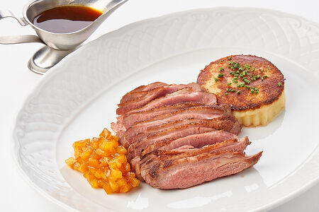 Утиная грудка с цедрой апельсина в ликере Grand Marnier и пармантье из картофеля и пармезана