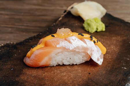 Брюшко лосося с соусом ахи амарилло