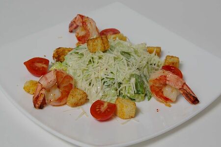 Салат Цезарь с тигровыми креветками